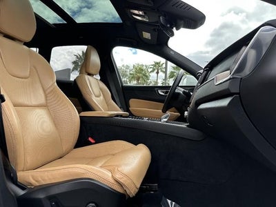 2023 Volvo XC60 B5 Ultimate Bright Theme