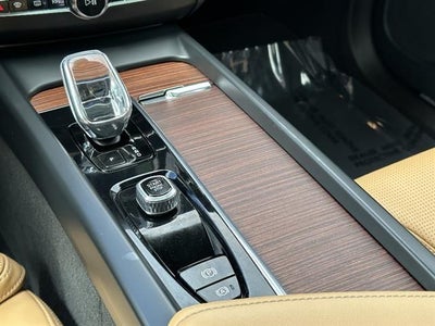 2023 Volvo XC60 B5 Ultimate Bright Theme