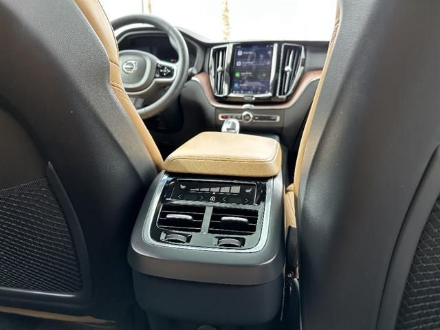 2023 Volvo XC60 B5 Ultimate Bright Theme