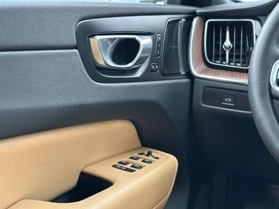 2023 Volvo XC60 B5 Ultimate Bright Theme