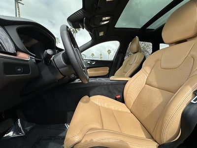 2023 Volvo XC60 B5 Ultimate Bright Theme