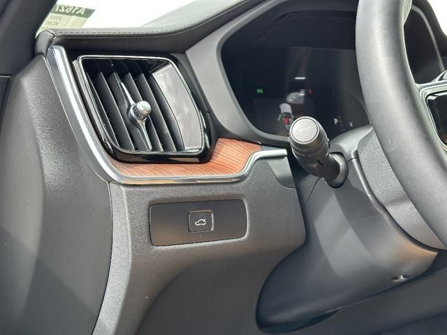 2023 Volvo XC60 B5 Ultimate Bright Theme