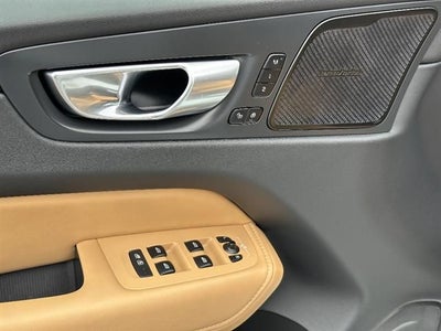 2023 Volvo XC60 B5 Ultimate Bright Theme
