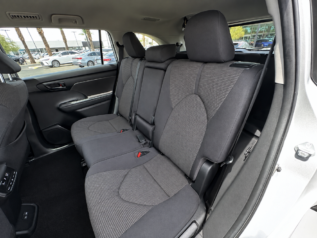 2023 Toyota Highlander LE - Photo 13